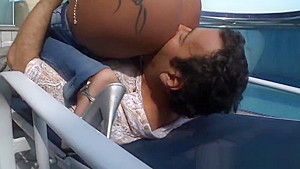Round assed whore sits on face