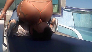 Round assed whore sits on face