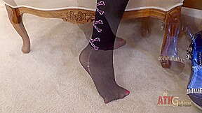 Saphira Knight loves to play with her sexy feet