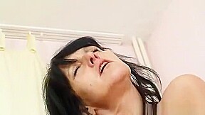 Shaggy oma licks attractive milf in lesbian action