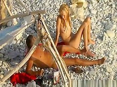 Skinny girl fuck and oral sex at beach
