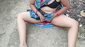 Sonal Bhabhi Ganv Ke Bahar Bridge Par Fingering Karti Huyi Public Me