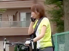 Sporty Japanese biker wets her tights with piss