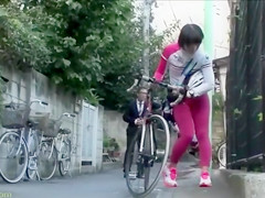 Sporty Japanese biker wets her tights with piss