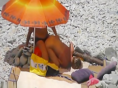 Spying them fuck on the beach!