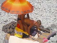Spying them fuck on the beach!