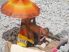 Spying them fuck on the beach!