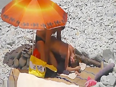 Spying them fuck on the beach!