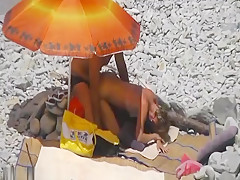 Spying them fuck on the beach!