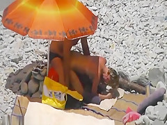 Spying them fuck on the beach!