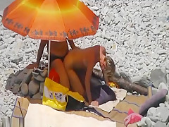 Spying them fuck on the beach!