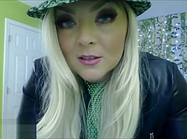 St Patty's day blonde twerk