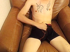 Straight guy jerking off his beuatiful cock   