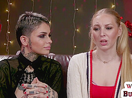 Tattooed lezdom babe strapon fucks sub in electrosex