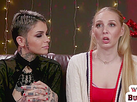 Tattooed lezdom babe strapon fucks sub in electrosex