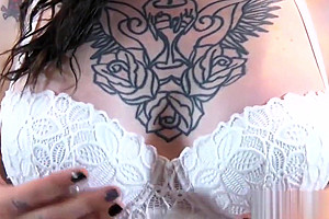 Tattooed tranny babe wanking her dick