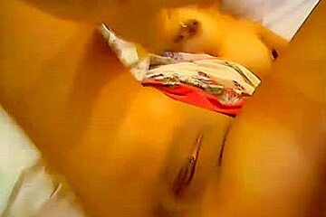 Thai webcam princess fucks herself