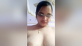 Today Exclusive- Horny Bhabhi Showing Her Boobs