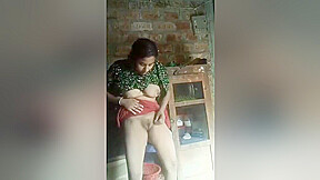 Today Exclusive- Horny Desi Village Girl Shows Her Boobs And Pussy