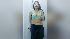 Today Exclusive- Sexy Desi Girl Showing Her Boobs