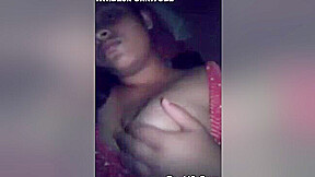 Today Exclusive-cute Lankan Girl Playing With Her Boob