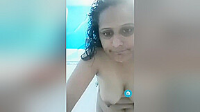 Today Exclusive-sexy Desi Girl Bathing On Tango Show