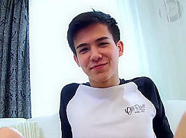 Twink boy Alexandre Lee first time cumming on video