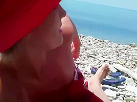 Un Couple Nudiste Se Che Sur La Plage