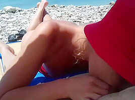 Un Couple Nudiste Se Che Sur La Plage