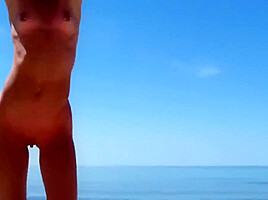 Un Couple Nudiste Se Che Sur La Plage
