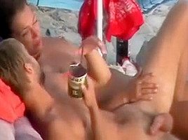 Un allemand baise une belle mature sous le parasol
