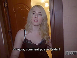 Une Ado Aux Levres Sensuelles Laisse Le Collecteur De Dettes Utiliser Sa Chatte