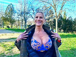 Victoria, 47, executive assistant in Paris!