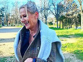Victoria, 47, executive assistant in Paris!