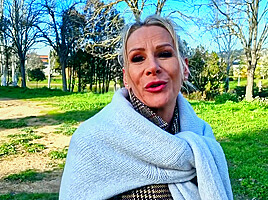 Victoria, 47, executive assistant in Paris!