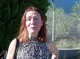 Wendy, 40, inaugurates her hair salon!