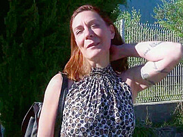 Wendy, 40, inaugurates her hair salon!