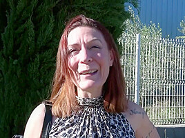 Wendy, 40, inaugurates her hair salon!