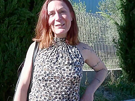 Wendy, 40, inaugurates her hair salon!