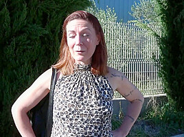Wendy, 40, inaugurates her hair salon!