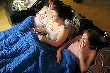 Wenn drei Maedchen Pornos schauen