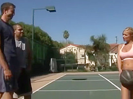 Zorra follada en un campo de Baloncesto