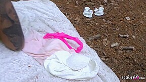 Zwei Amateur Lesben Doppel Dildo Und Dirty Talk Im Wald
