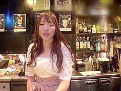 スナックで男のチンポを吟味して酔った勢いでめちゃくちゃハメる