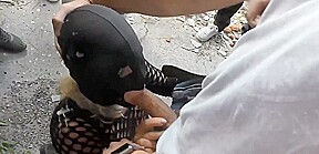 des flots de foutre sur le visage de cette salope en bukkake