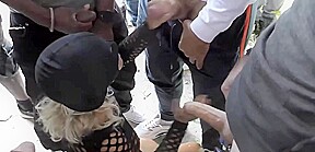 des flots de foutre sur le visage de cette salope en bukkake