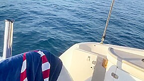 des rafales de coups de bite sur le bateau