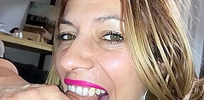 elle lui mange la queue et ses couilles avant la faciale