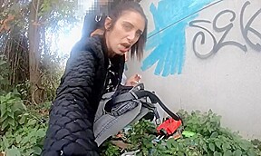 elle suce comme une pute derriére un squat