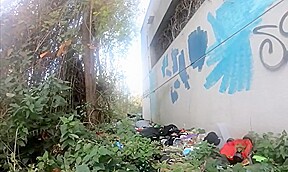 elle suce comme une pute derriére un squat